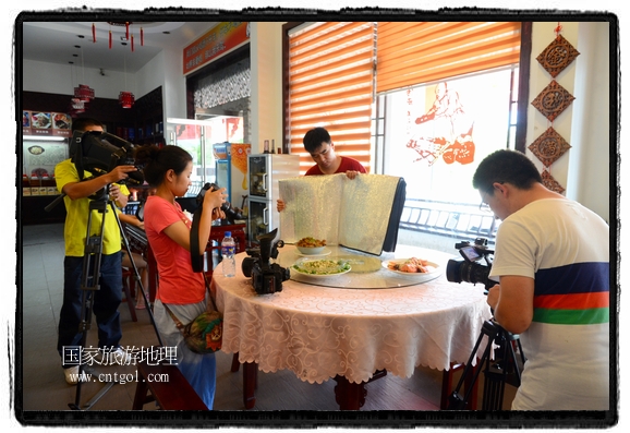 此次攝制組通過拍攝婺源代表名菜糊豆腐、粉蒸肉、荷包紅魚、賽鵝頸及地方小吃清明果、灰汁果、糯米子糕等來詮釋婺源美食經(jīng)典，展示婺源食文化，打造獨屬婺源的美食符號。