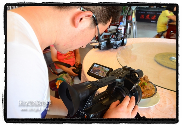 此次攝制組通過拍攝婺源代表名菜糊豆腐、粉蒸肉、荷包紅魚、賽鵝頸及地方小吃清明果、灰汁果、糯米子糕等來詮釋婺源美食經(jīng)典，展示婺源食文化，打造獨屬婺源的美食符號。