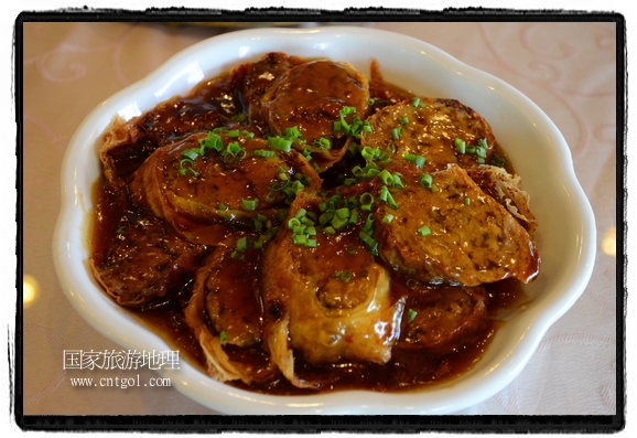 此次攝制組通過拍攝婺源代表名菜糊豆腐、粉蒸肉、荷包紅魚、賽鵝頸及地方小吃清明果、灰汁果、糯米子糕等來詮釋婺源美食經(jīng)典，展示婺源食文化，打造獨屬婺源的美食符號。