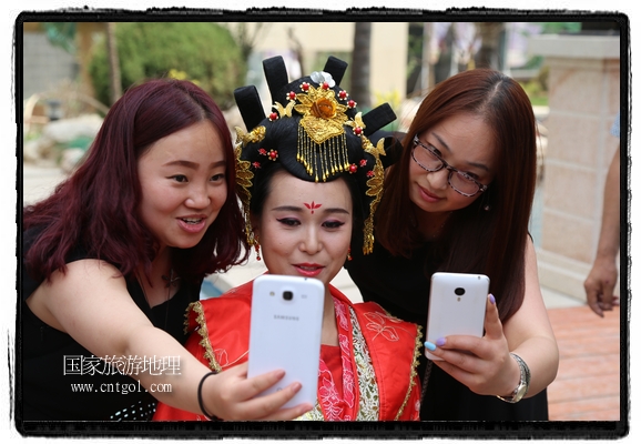 6月19日，端午節(jié)的前一天，甘肅平?jīng)鍪嗅轻紖^(qū)南山公園澳廈麗灣小區(qū)“邀請”唐朝被譽為四大美女之一的“楊貴妃”前來與市民見面，共度“端午佳節(jié)”。期間，“貴妃娘娘”由一名解說人員做向導，與小區(qū)居民一同游玩、賞景、互敬酒水、合影留念，并現(xiàn)場贈送大人小孩粽子、香包和糖果。