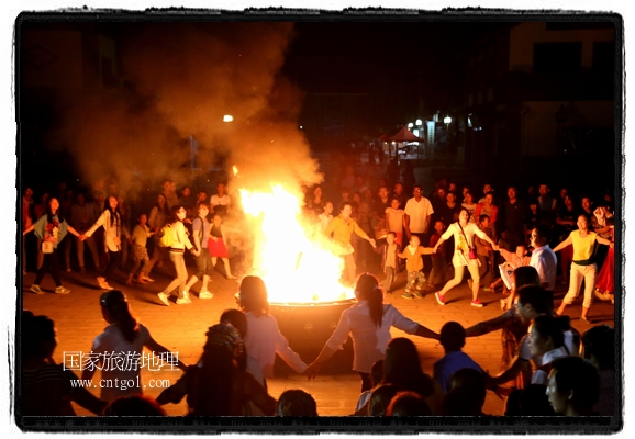 甘肅平?jīng)鍪嗅轻脊沛?zhèn)舉辦了篝火晚會，1000余名市民參與其中，大家載歌載舞，在歡快熱鬧的氣氛中為每一位父親送祝福。父親節(jié)（Father's Day），顧名思義是感恩父親的節(jié)日。約始于二十世紀(jì)初，起源于美國，現(xiàn)已廣泛流傳于世界各地，節(jié)日日期因地域而存在差異。
