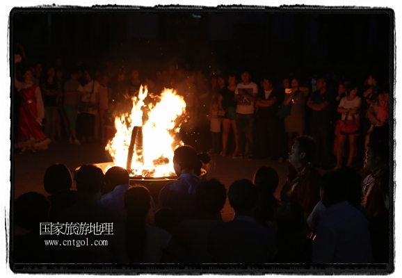 甘肅平?jīng)鍪嗅轻脊沛?zhèn)舉辦了篝火晚會，1000余名市民參與其中，大家載歌載舞，在歡快熱鬧的氣氛中為每一位父親送祝福。父親節(jié)（Father's Day），顧名思義是感恩父親的節(jié)日。約始于二十世紀(jì)初，起源于美國，現(xiàn)已廣泛流傳于世界各地，節(jié)日日期因地域而存在差異。