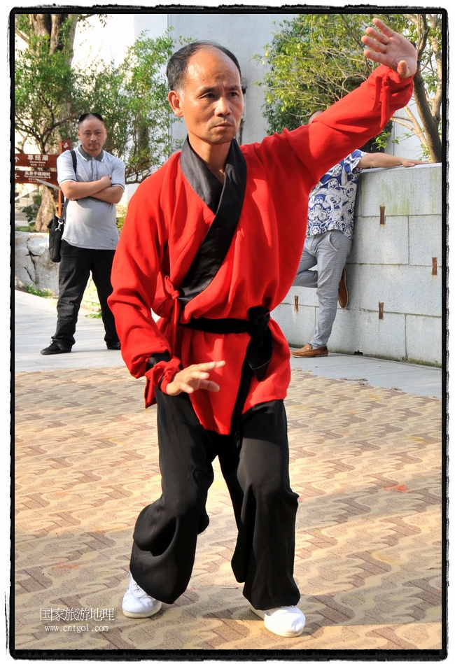 6月20日，小朋友們和中國武術(shù)愛好者們在江西省婺源縣熹園景區(qū)表演中國傳統(tǒng)的中國武術(shù)功夫，吸引許多游人前來駐足觀看。當日是中國傳統(tǒng)的端午節(jié)，江西省婺源縣的中國武術(shù)愛好者們通過表演中國武術(shù)功夫，打太極，表演了少林棍、硬氣功、自選拳等少林寺功夫，讓孩子們從小學習中國武術(shù)，傳承中國武德，感受先人過端午的氛圍。