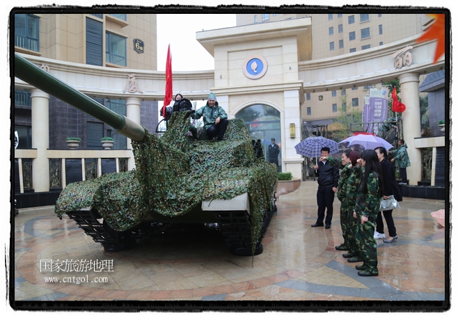 小區(qū)突然出現(xiàn)“飛機(jī)坦克”，其中殲15艦載戰(zhàn)斗機(jī)一架、99式主戰(zhàn)坦克一輛、武直-10武裝直升機(jī)一架，吸引了眾多市民雨中圍觀、合影。