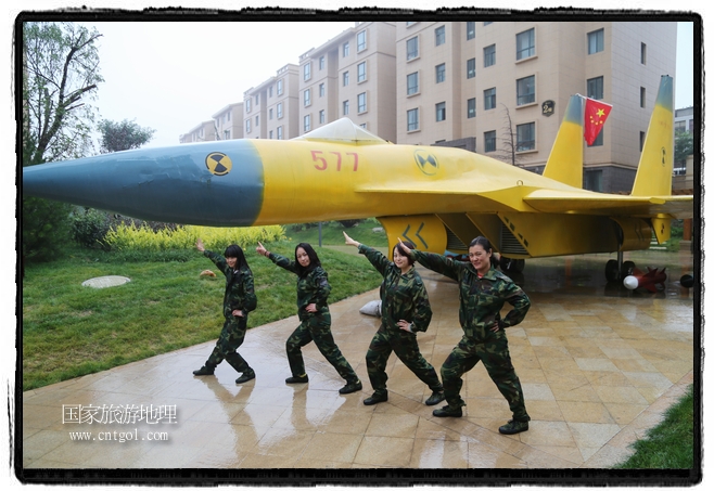 小區(qū)突然出現(xiàn)“飛機(jī)坦克”，其中殲15艦載戰(zhàn)斗機(jī)一架、99式主戰(zhàn)坦克一輛、武直-10武裝直升機(jī)一架，吸引了眾多市民雨中圍觀、合影。