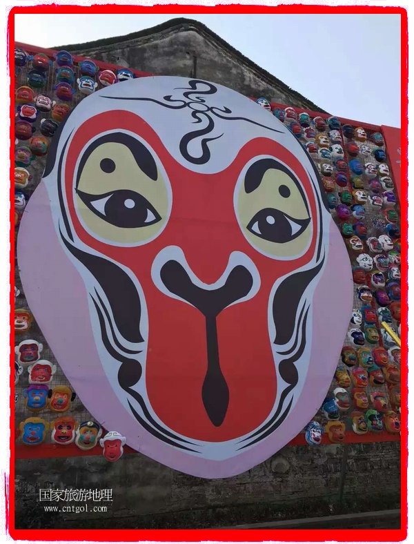 中國規(guī)模最大的猴面具彩繪在南潯古鎮(zhèn)展示。猴子真是今年最紅的動物。 