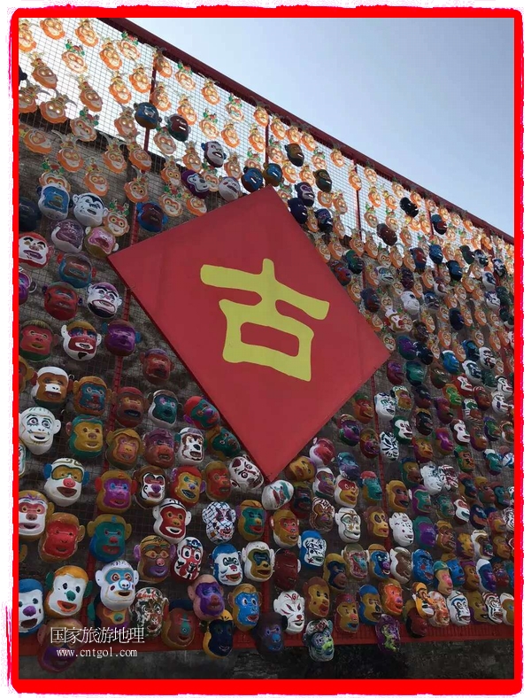 中國規(guī)模最大的猴面具彩繪在南潯古鎮(zhèn)展示。猴子真是今年最紅的動物。 