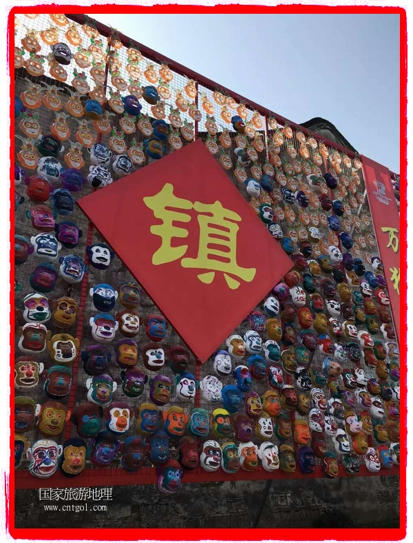 中國規(guī)模最大的猴面具彩繪在南潯古鎮(zhèn)展示。猴子真是今年最紅的動物。 