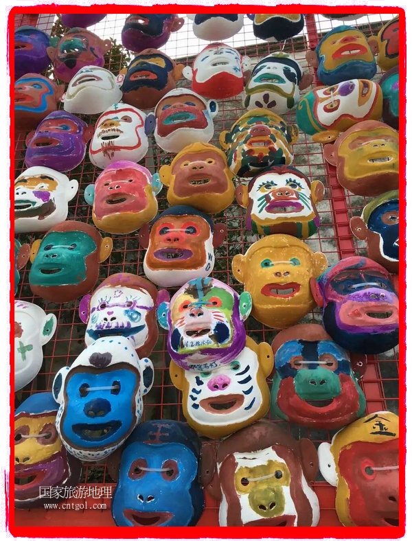 中國規(guī)模最大的猴面具彩繪在南潯古鎮(zhèn)展示。猴子真是今年最紅的動物。 