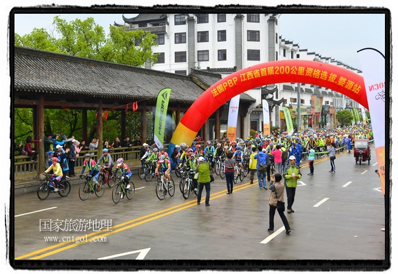 來自江西、安徽、浙江、福建等省市近千名選手參加了比賽，婺源賽道沿途的秀美風(fēng)光和徽派古村落，給參賽選手留下美好的印象。