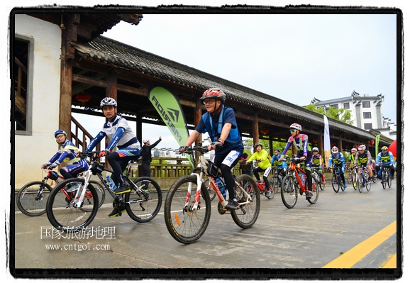 來自江西、安徽、浙江、福建等省市近千名選手參加了比賽，婺源賽道沿途的秀美風(fēng)光和徽派古村落，給參賽選手留下美好的印象。